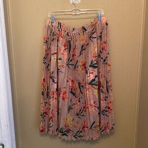 Plus pleated midi skit